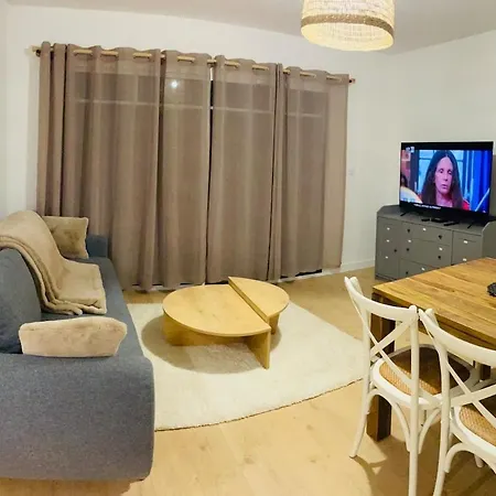 6 Personnes Avec Terrasse Et Parking *